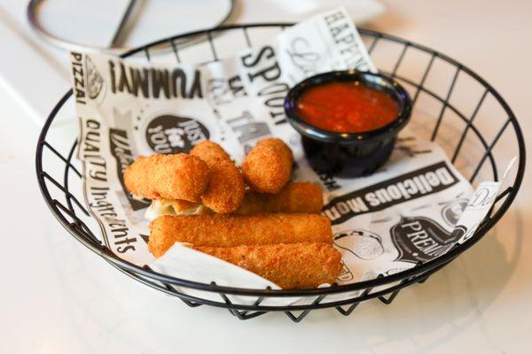 Mozzarella Sticks w/marinara and ranch dipping sauce