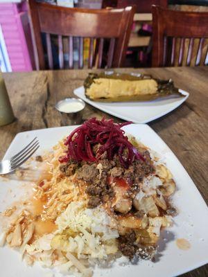 Carne molida con tajadas, tamal de pollo