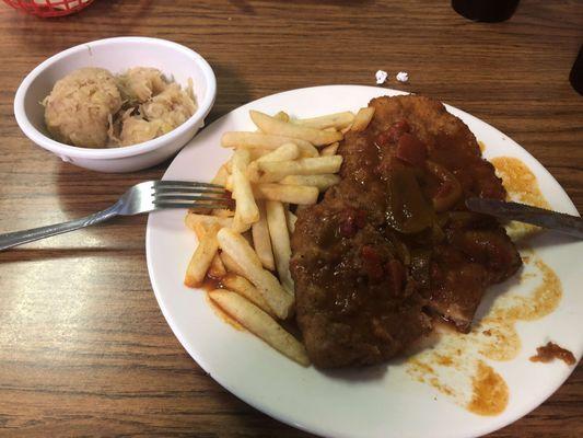 Zigeunerschnitzel mit pommes frites, sauerkraut