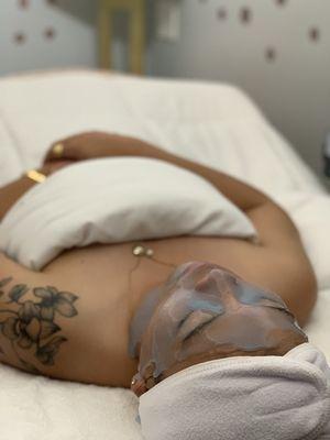 We did the Illuminating Signature Facial with ADD ON Hyaluronic Acid Hydrojelly Mask. Perfect hydrating mask to complete this treatment.