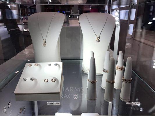 Pandora Lakeside Shopping Center