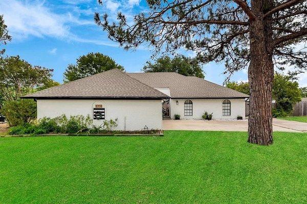 Courtney Michalek - Iconic Real Estate