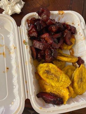 Boneless ribs with tostones and the pieces of glass (green)