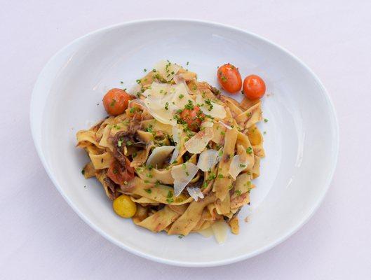 Garden Penne:
heirloom tomatoes, broccolini, caramelized onion, parmesan cheese, pomodoro sauce