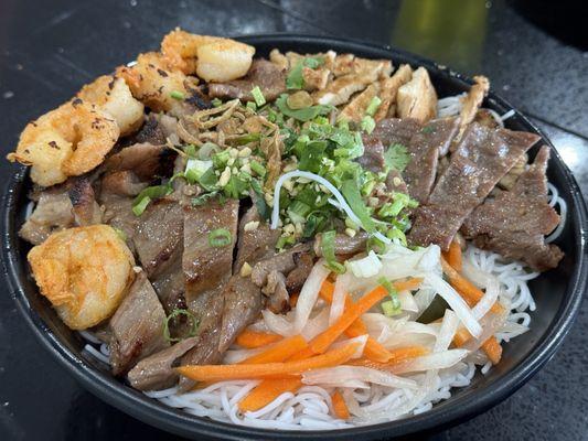 Combination noodle bowl.  Doesn't come with egg rolls.  Meat could be seasoned more.  Nice cook on items.  Iceberg again :/