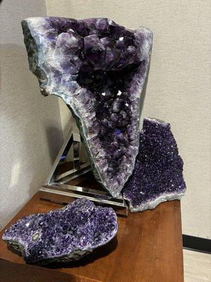 Beautiful geodes of museum quality in the waiting room
