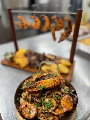 The perfect pairing: juicy grilled cuts of beef and
fresh seafood, served with sides that celebrate
the best of both worlds.