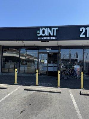 Don't ever buy weed in this store,I was listening to podcasts while I was here and the guy with blue shirt insulted me very bad