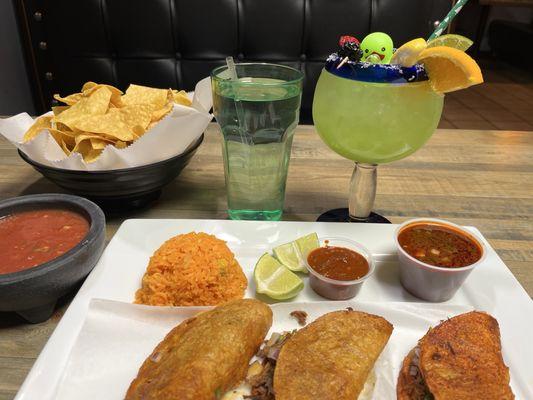 Quesabirrias with a margarita