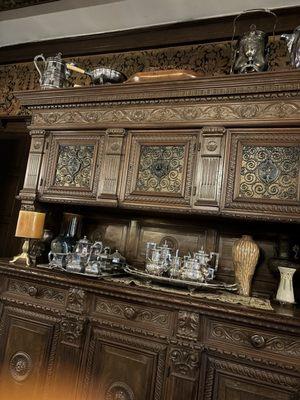 The details of this piece were incredible to see, we loved the authentic tea set!