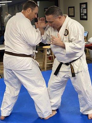 Feet hooked to work infighting techniques.