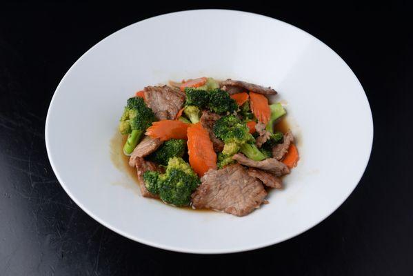 Beef Broccoli - Stir-fried beef and broccoli, carrot with garlic sauce