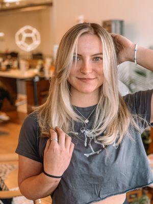 Rooty blonde highlights & money piece with a layered haircut