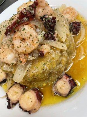 Mofongo Relleno de Camarones y Pulpo