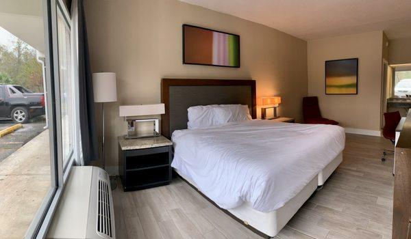 King sized bed - walk up room - room darkening curtains