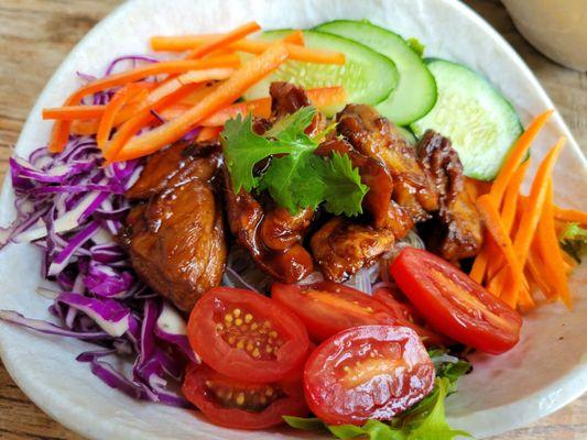 Chicken and rice noodle bun (love the colorful vege accents)