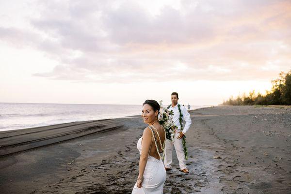kauai-couple-beach-waimea-plantation-cottages