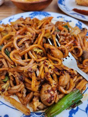 Spicy chicken lo mein.