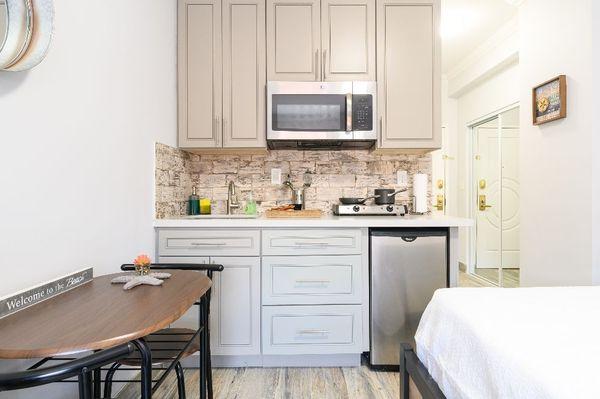 Kitchenette, minifridge, microwave and 2 seat table