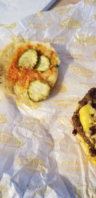 No ketchup??? Rest is on the burger makes inedible