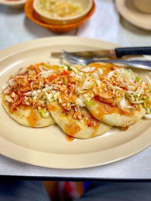 3 Pupusas de chicarrón