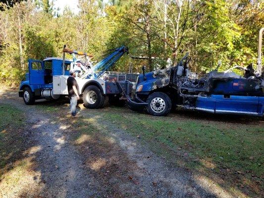 Towing a truck that burn up