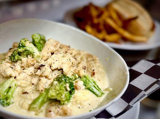 Chicken broccoli Alfredo