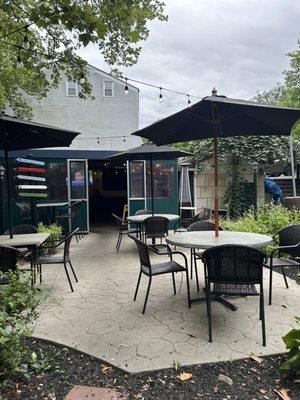 1840 Tavern outside seating area