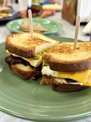 Breakfast Sammie on gluten free bread, egg, daiya cheese, cumin aioli, bacon, red onion, and avocado. Perfection.