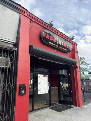 Great spot, easy parking in back. Food I can't wait- got the chicken burrito and rice and bean bowl