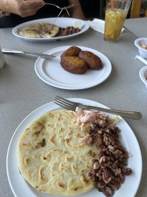Pupusa de espinaca, Pupusa Revuelta, Empanadas de Plátano con crema y leche, Casamiento