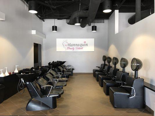 Mannequin Beauty School