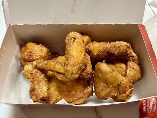 6 piece box with 2 sides. Didnt get sides. Chicken was good.