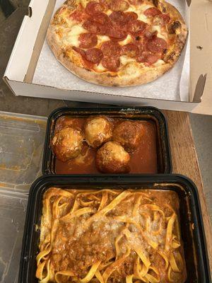 Pepperoni pizza. Polpette. Fettuccine Alla Bolognese