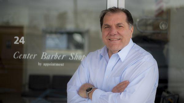 Ken Emma, the new owner of the Center Barber Shop, has 40 years of experience in the field. He has promoted a great transformation!