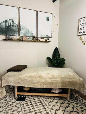 Vibroacoustic liquid sound table room