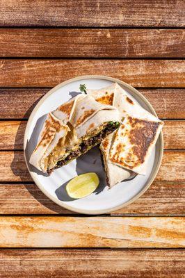 breakfast crunch wrap with egg, tomboy butcher breakfast sausage, black bean, queso fresco, cilantro + lime
*veg option available
