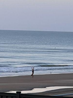逆立ち見ると犬神家の一族を思い出すの。 日の出を見ながら私もストレッチ。そしてコーヒー飲みながらおじさんの逆立ち見て よしよし上手いじゃんって上から目線やってます。 最高の朝。夫はゴルフへ。
