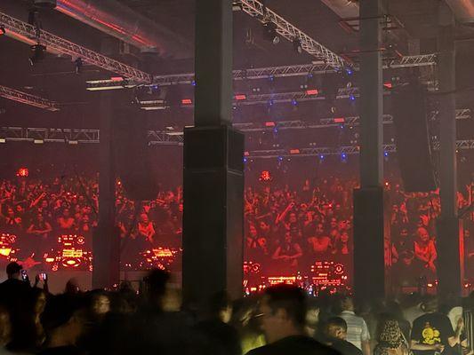 Mirror of crowd projected on the screens.