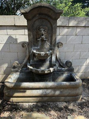Water fountain.