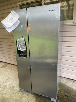 New refrigerator dropped outside without installation as paid for