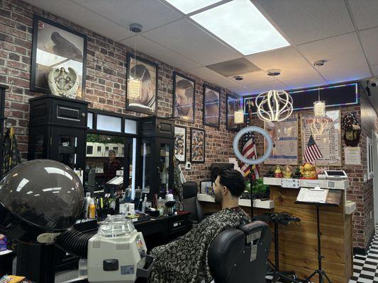 NELSON OWNER DO BEARD TRIM AND LOW TAPER FOR MEN