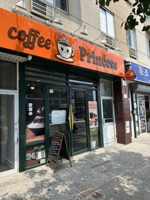 Entrance to refreshing coffee and delicious snacks.