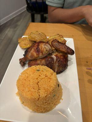 1/2 Pollo- 2 Opciones (yellow rice and Tostones)