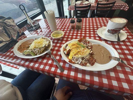 Chilaquiles verdes y rojos, con café preparado y horchata