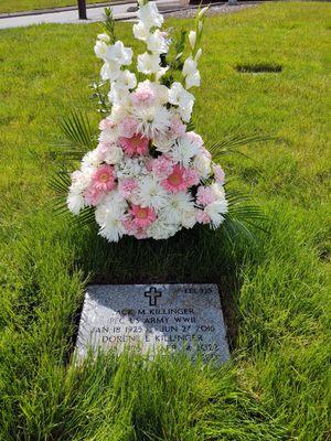 Arrangement for moms memorial service.