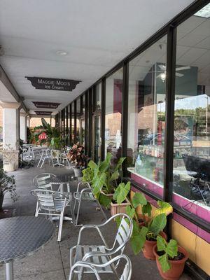 Can relax outside w a custom ice cream.