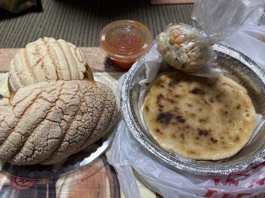 Conchas & pupusa de chicharron
