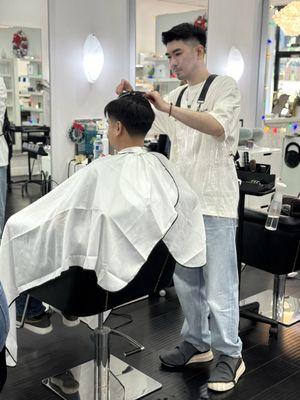 The creator behind the fresh look.
Precision, passion, and clean fades by Jay