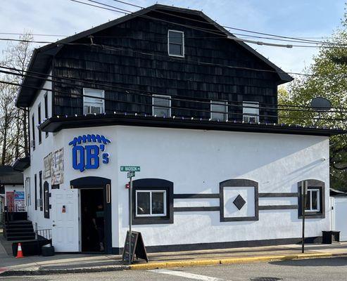 Qb's Bar and Grill